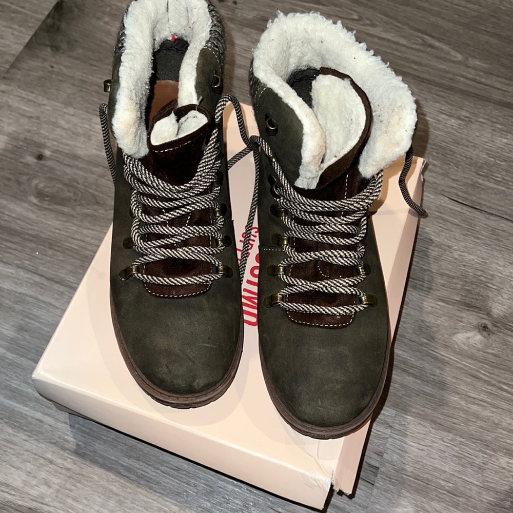 Green inside fur winter boots size 11